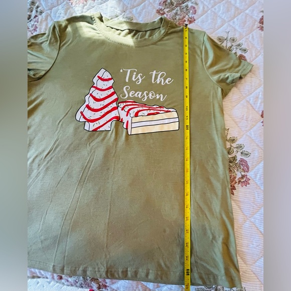 Christmas Tis the Season' T-Shirt Christmas tree cake shirt women M 🧑🎄 🌲 🎂 - Picture 4 of 5